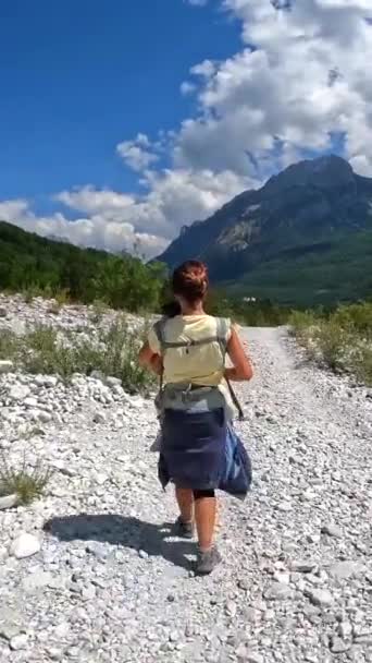 バルボナ渓谷のトレッキングトレッキングで歩いている女性 テテト国立公園 アルバニアアルプス バルボナアルバニア — ストック動画