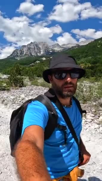 バルボナ渓谷のトレッキングトレッキングトレッキングのカップル テテテット国立公園 アルバニアアルプス バルボナアルバニア — ストック動画