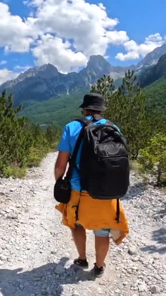 バルボナ渓谷のトレッキングトレッキングで歩く男 テテト国立公園 アルバニアアルプス バルボナアルバニア — ストック動画