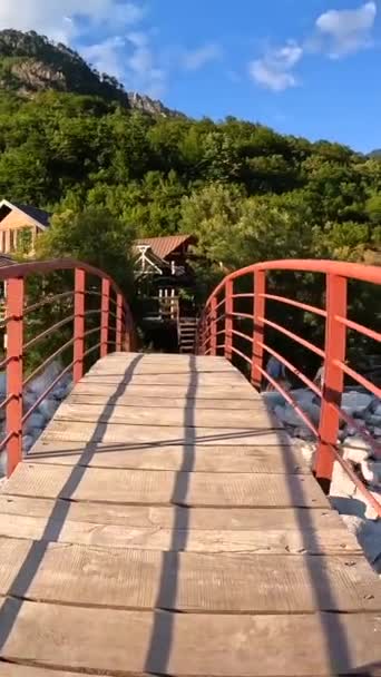 Pôr Sol Ponte Vermelha Acima Rio Água Azul Turquesa Vale — Vídeo de Stock