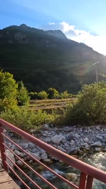Zachód Słońca Czerwonym Moście Nad Turkusową Rzeką Valbona Theth National — Wideo stockowe
