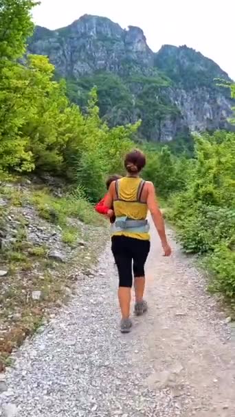 トレッキングで彼女の息子と一緒に アルバニアのテテト国立公園で滝を歩く — ストック動画