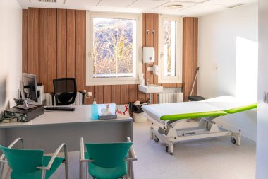 Hastane danışma odası olmayan boş bir alan.