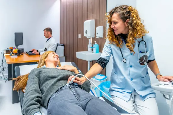 Krankenschwester Führt Ultraschall Den Bauch Einer Frau Durch Die Krankenhaus — Stockfoto