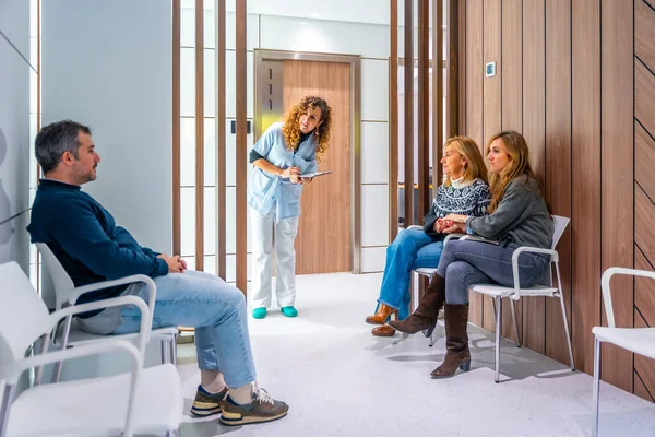 Krankenschwester Überprüft Patientenliste Wartezimmer Eines Krankenhauses — Stockfoto