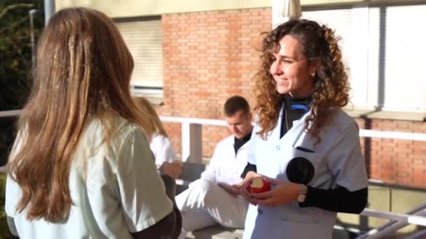 Grupa Pielęgniarek Lekarzy Rozmawiających Zrelaksowana Jedzących Zewnątrz Podczas Przerwy — Wideo stockowe