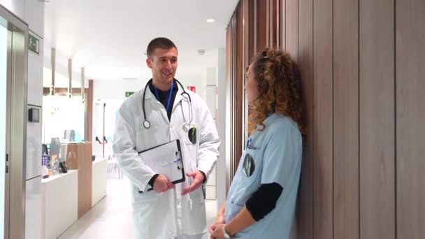 병원의 복도에서 말하는 간호사와 의사의 — 비디오