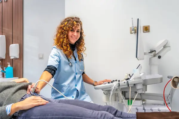Ärztin Lächelt Die Kamera Während Sie Einer Schwangeren Frau Krankenhaus — Stockfoto