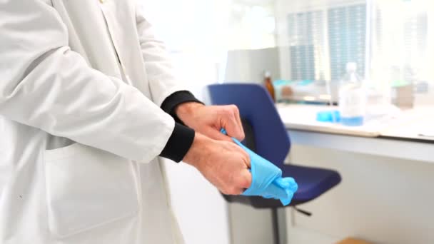 Hastanenin Laboratuarında Mavi Lateks Eldiven Kullanan Bir Doktorun Yakın Çekimi — Stok video