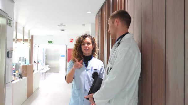 Travail Équipe Une Infirmière Médecin Parlant Dans Couloir Hôpital — Video