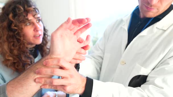 医生在医院急诊室检查病人受伤的手 — 图库视频影像