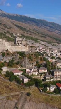 Arnavutluk 'un Cirokaster kenti veya Cirokastra kentinin eski kale ve kalesinin insansız hava aracı görüntüsü.