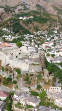 Arnavutluk 'un Cirokaster kenti veya Cirokastra kentindeki eski şato ve kalenin insansız hava aracı görüntüsü. Kulla e Sahatit çevresinde panoramik tur