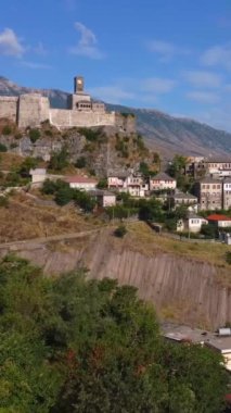 Arnavutluk 'un Cirokaster kenti veya Cirokastra kentindeki eski şato ve kalenin insansız hava aracı görüntüsü. Kulla e Sahatit kilisesine doğru ileri geri zoom yapıyorum.