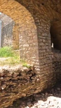 Gjirokaster veya Cirokastra 'daki Osmanlı şatosunun iç kısımları ve arka plandaki saat kulesi. Arnavutça