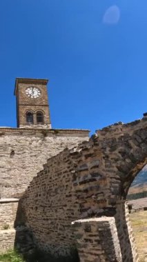 Osmanlı kalesi Cirokaster ya da Cirokastra 'nın saat kulesindeki kemerden geçerek. Arnavutluk. Kulla e Sahatit
