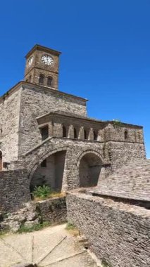 Cirokaster veya Cirokastra 'daki Osmanlı şatosunun saat kulesinin panoramik manzarası. Arnavutluk. Kulla e Sahatit