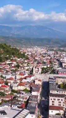 Arnavutluk 'taki Berat kentinin ve caddelerinin ve caddelerinin, binlerce pencereli kentinin havadan insansız hava aracı görüntüsü