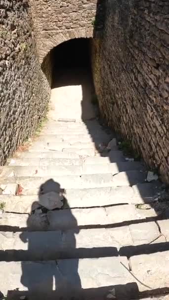 Спускаючись Сходами Всередину Османської Фортеці Замку Гірокастер Або Гірокастра Албанська — стокове відео