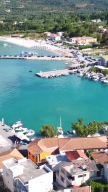 Lefkada adasının güneyindeki Vasiliki kıyı kasabasının havadan görüntüsü. Yunanistan