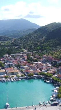 Yunanistan 'ın Lefkada adasının güneyindeki Vasiliki kıyı köyünün havadan görüntüsü. Güzel kristal berrak turkuaz ve mavi sular