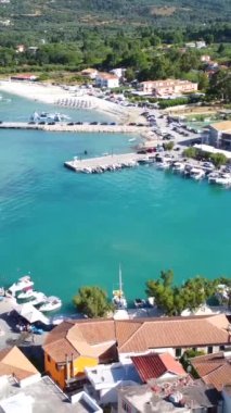 Lefkada adasının güneyindeki Vasiliki kıyı kasabasının havadan görüntüsü. Yunanistan