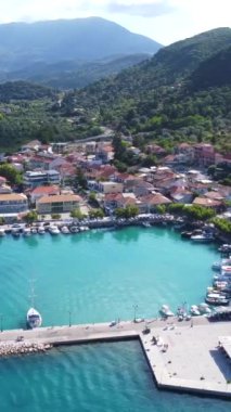 Yunanistan 'ın Lefkada adasının güneyindeki Vasiliki kıyı kasabasının hava görüntüsü. Güzel kristal berrak turkuaz ve mavi sular