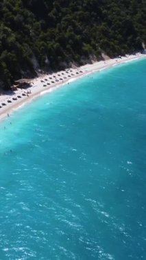 Yunanistan 'ın Akdeniz Denizi' ndeki İyon Denizi 'ndeki Ithaki veya Ithaca adasında Gidaki' nın turkuaz suyuyla cennet manzarası