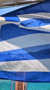 Yunanistan 'ın Akdeniz' deki İyon Denizi 'ndeki İthaki veya İtaka adasında tekne gezisinde Yunan bayrağı