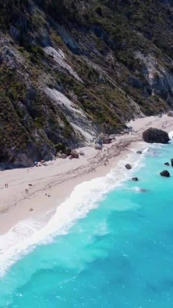 美しいターコイズとブルーウォーターのドローンからの空中ビュー レフエの砂のメガリペトラビーチ ギリシャ — ストック動画