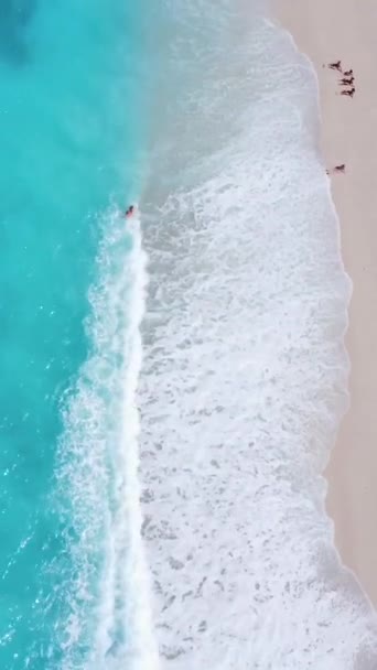 夏天在莱夫卡达的天堂沙滩上 无人驾驶飞机在空中拍摄 美丽的水晶 清澈的蓝绿色和蓝色的海水 — 图库视频影像