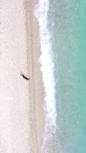 Flygfoto Kvinna Som Går Den Turkosa Vatten Stranden Gidaki Ithaki — Stockvideo