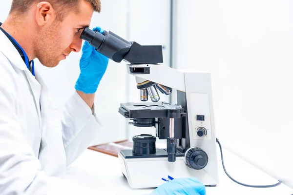 Side Close View Male Young Doctor Using Microscope Analyze Samples — Stock Photo, Image