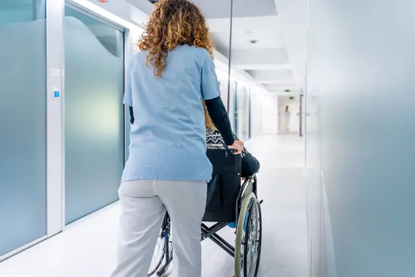 Zadní Pohled Zdravotní Sestru Tlačí Vozík Ženou Chodbě Nemocnice — Stock fotografie