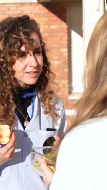 Medizinisches Personal Ernährt Sich Während Einer Pause Außerhalb Des Krankenhauses — Stockvideo