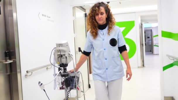 无法辨认的护士 她穿着制服 在医院走廊上抬着氧气 — 图库视频影像