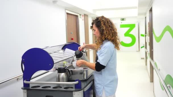 Krankenschwester Gießt Kaffee Tasse Auf Dem Flur Eines Krankenhauses Mit — Stockvideo