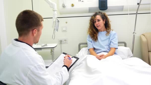 Dokter Berbicara Dengan Pasien Saat Mengunjunginya Ruangan — Stok Video