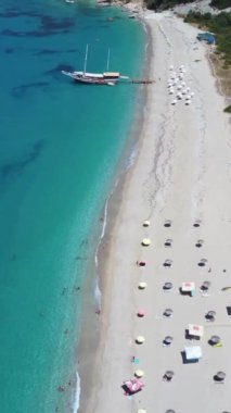 Arnavutluk 'un Sarande kentindeki Arnavutluk Rivierası' ndaki Kroreza veya Krorez cennet plajının insansız hava aracı görüntüsü