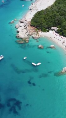 Arnavutluk 'un Sarande kentindeki Arnavutluk Rivierası' ndaki Kroreza veya Krorez cennet plajının insansız hava aracı görüntüsü. turkuaz sular