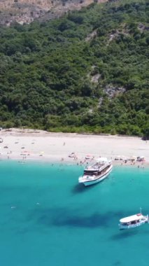 Arnavutluk 'un Sarande kentindeki Arnavutluk Rivierası' ndaki Kroreza veya Krorez cennet plajının insansız hava aracı görüntüsü. havadan kumanda uçağı
