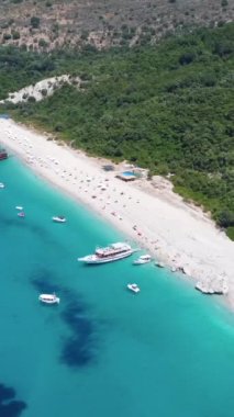 Arnavutluk 'un Sarande kentindeki Arnavutluk Rivierası' ndaki Kroreza veya Krorez cennet plajının insansız hava aracı görüntüsü. Sahilin baştan aşağı planı.