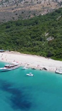 Arnavutluk 'un Sarande kentindeki Arnavutluk Rivierası' ndaki Kroreza veya Krorez cennet plajının insansız hava aracı görüntüsü. Sahilin planı soldan sağa