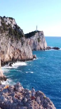 Yunanistan 'ın Lefkada adasının güney bölgesindeki Deniz Feneri veya Cape Ducato Lefkas' ta manzara. Yunanistan.
