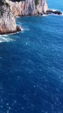 Lefkada adasının güney bölgesindeki Cabo Ducato Lefkas 'ın insansız hava aracı görüntüsü. Yunanistan.