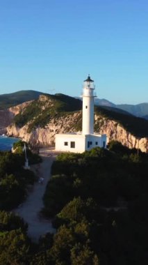 Lefkada adasının güney bölgesindeki Deniz Feneri veya Cape Ducato Lefkas 'taki uçurumlar. Yunanistan.