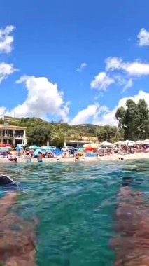 Lefkada adasının güneyinde, Paralia Mikros Gialos 'un yazları sahilde dinleniyor. Yunanistan.