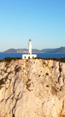 Lefkada adasının güney bölgesindeki Deniz Feneri veya Cape Ducato Lefkas 'taki uçurumlar. Yunanistan.