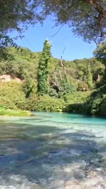 Arnavutluk 'un güneyindeki dağlarda Mavi Gözlü ya da Suriyeli kalter nehrinin soğuk suları, dikey fotoğraf