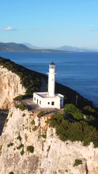 Lefkada岛南部的悬崖和白色灯塔或Ducato Lefkas角日落时的无人驾驶飞机图像 旋转平底锅平面 — 图库视频影像